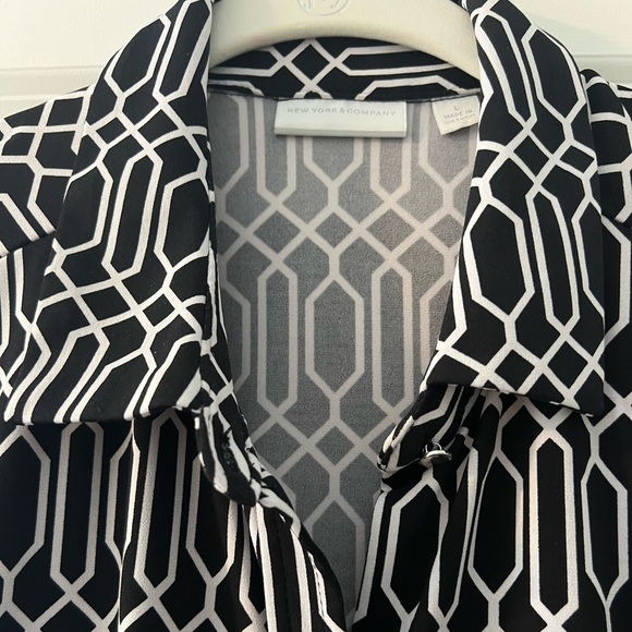 Black and white geometric blouse - Picture 2 of 4